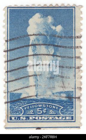 USA - 1936: Eine blaue Briefmarke mit 5 Cent, die Old Faithful darstellt, ist ein Kegelgeysir im Yellowstone National Park in Wyoming, USA. Es wurde 1870 während der Washburn-Langford-Doane-Expedition benannt und war der erste Geysir im Park, der benannt wurde. Es handelt sich um eine höchst vorhersehbare geothermische Komponente, die alle 44 Minuten bis zwei Stunden ausgebrochen ist. Der Geysir und das nahe gelegene Old Faithful Inn sind Teil des Old Faithful Historic District Stockfoto