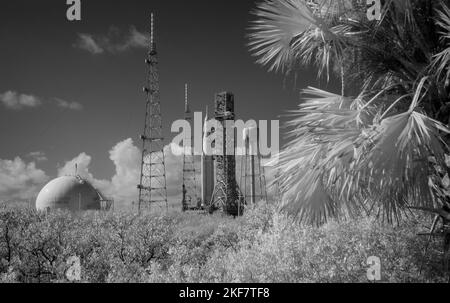 Cape Canaveral, Florida, USA. 14.. November 2022. Das Space Launch System (SLS) der NASA mit der Orion-Sonde auf einem mobilen Trägerrakete wird in dieser schwarz-weißen Infrarotstrahlung auf dem Launch Pad 39B beobachtet, da die Vorbereitungen für den Start am Montag, den 14. November 2022, im Kennedy Space Center der NASA in Florida fortgesetzt werden. Der Artemis I-Flugtest der NASA ist der erste integrierte Test der Deep-Space-Explorationssysteme der Agentur: Die Raumsonde Orion, die SLS-Rakete und die unterstützenden Bodensysteme. Der Start des Tests ohne Besatzungsmacht ist für den 16. November um 1:04 Uhr EST geplant. Bildnachweis: (NASA Stockfoto