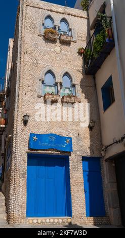 Muschelhaus berühmtes Gebäude in Pensicola Altstadt Spanien mit Außenverkleidung von Muscheln Stockfoto