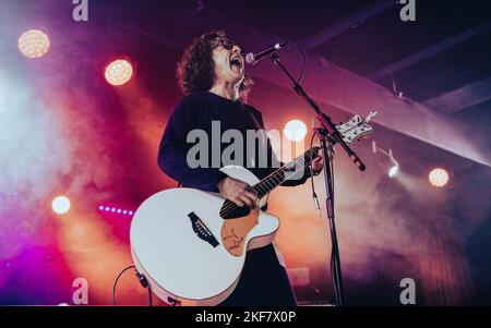 Miles Hunt tritt am Wochenende 2022 in Shiiine auf. Butlins, Minehead, Großbritannien. 13. November 2022. Kredit: Charlie Raven Stockfoto