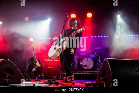 Miles Hunt tritt am Wochenende 2022 in Shiiine auf. Butlins, Minehead, Großbritannien. 13. November 2022. Kredit: Charlie Raven Stockfoto