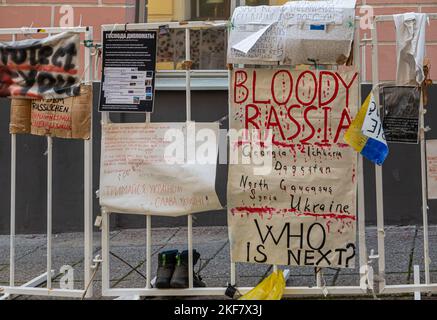 Estland, Tallinn - 21. Juli 2022: Nahauffahnenband 6, Zaun hängt mit Protestplakaten und Solidarität mit Ukrain-Spruchbändern vor der russischen Botschaft Stockfoto