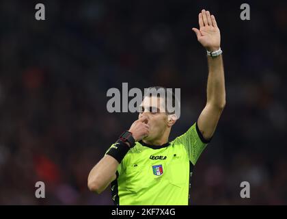 Mailand, Italien, 13.. November 2022. Die Schiedsrichterin Simone Sozza reagiert während des Serie-A-Spiels bei Giuseppe Meazza, Mailand. Bildnachweis sollte lauten: Jonathan Moscrop / Sportimage Stockfoto