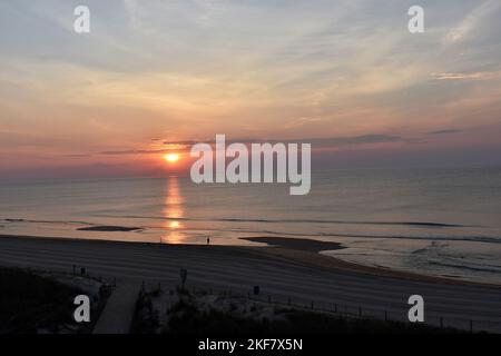 sonnenaufgang über dem Atlantik in Ocean City MD. An einem wunderschönen Morgen Stockfoto