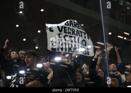 Tirana, Albanien. 16.. November 2022. Suporters während des fußballfreundlichen Fußballspiels zwischen den Nationalmannschaften Albaniens und Italiens, im Air Albania Stadium am 15. November 2022, Tirana, Albanien. Foto Nderim Kaceli Kredit: Unabhängige Fotoagentur/Alamy Live Nachrichten Stockfoto