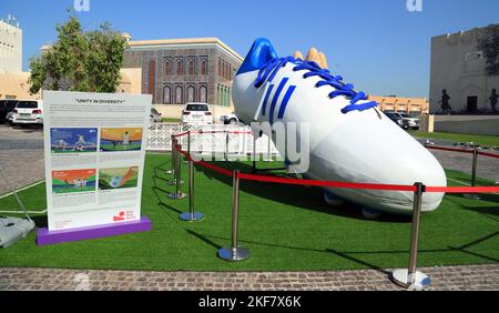 Doha, Katar. 16.. November 2022. Der weltgrößte Fußballstollen des Künstlers M. Dileef wurde im Katara Cultural Village ausgestellt. Er ist 17 Meter lang und 7 Meter hoch und wiegt mehr als 500 kg. Er wurde aus den gleichen Materialien hergestellt, die für die Herstellung von Fußballstollen verwendet wurden, wie Fasern, Leder, Harz, Schaumstoffplatten, Und Acrylplatten. Mit dem Ziel, einen neuen Guinness-Weltrekord für den größten Fußballstiels der Welt zu erreichen. Am 16. November 2022 in Doha, Katar. (Bild: © Sidhik Keerantakath/eyepix via ZUMA Press Wire) Stockfoto