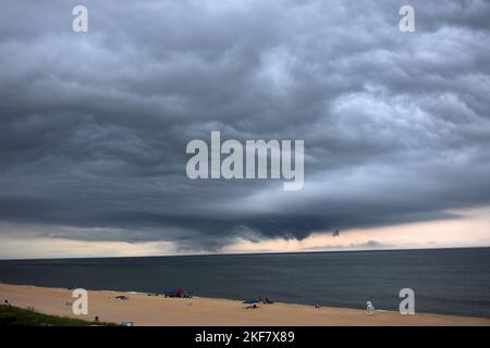 Dunkle Sturmwolken auf dem Atlantischen Ozean Stockfoto