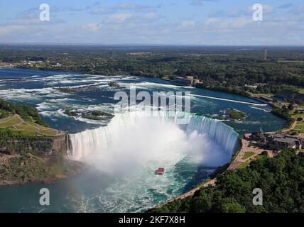 Luftaufnahme der Horseshoe Falls einschließlich Hornblower Boat, das auf dem Niagara River, an der kanadischen und der US-amerikanischen Grenze segelt Stockfoto