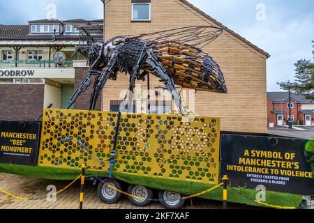 Manchester Bee Monument aus Klingen und Gewehren, ausgestellt in Redditch, Worcestershire. Stockfoto