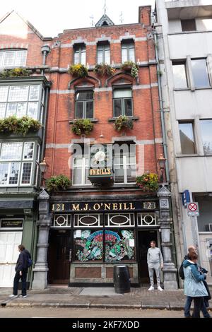 Irland, Dublin - 20. Oktober 2022: Die Außenfassade des Restaurants O'Neill's im historischen Zentrum von Dublin, traditioneller irischer Pub Stockfoto