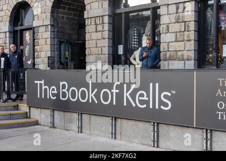 DUBLIN, IRLAND - 20. OKTOBER 2022: Das Buch der Kells Ausstellungsschild und Eingang in der Trinity College Library, Dublin, Irland. Stockfoto