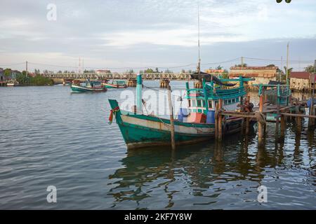 Fischerboote auf dem Fluss in Kampot Kambodscha Stockfoto