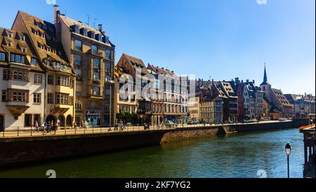 Straßburger Stadtbild mit Blick auf typische Stadthäuser am Wasser Stockfoto