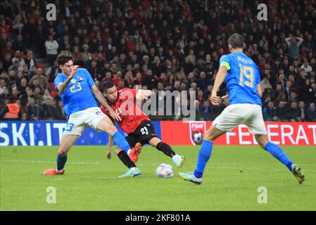 Albanien-Stadion, 16. November 2022, Alessandro Bastoni aus Italien und Odise Roshi aus Albanien während des fußballfreundlichen Fußballspiels zwischen den Nationalmannschaften Albaniens und Italiens am 16. November 2022 im Air Albania-Stadion in Tirana, Albanien. Foto Nderim Kaceli Stockfoto