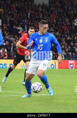 Albanien-Stadion, 16. November 2022, Giacomo Raspadori aus Italien während des fußballfreundlichen Fußballspiels zwischen den Nationalmannschaften Albaniens und Italiens, im Air Albania-Stadion am 16. November 2022, Tirana, Albanien. Foto Nderim Kaceli Stockfoto