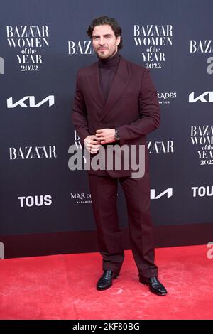 Madrid. Spanien. 20221116, Maxi Iglesias nimmt am 16. November 2022 im Kino Callao in Madrid, Spanien, an den Harper's BAZAAR ‘Woman of the Year 2022’ Awards Teil Stockfoto