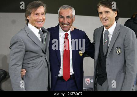 Albanien Stadion, 16. November 2022, Roberto Mancini Cheftrainer von Italien mit Edoardo Reja Cheftrainer von Albanien und Gabriele Oriali Teamchef von Italien während des fußballfreundlichen Fußballspiels zwischen den Nationalmannschaften von Albanien und Italien, im Air Albania Stadion am 16. November 2022, Tirana, Albanien. Foto Nderim Kaceli Stockfoto