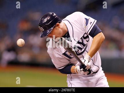 St. Petersburg, FL, USA. 22.. Mai 2012. JAMES BORCHUCK | mal.SP 353236 BORC Rays (05/22/12) (St. Petersburg, FL) Matt Joyce wird von einem Drew Hutchison-Feld im dritten während des Tampa Bay Rays-Spiels gegen die Toronto Blue Jays im Tropicana Field Montag, 21. Mai 2012 getroffen. Kredit: Tampa Bay Times/ZUMAPRESS.com/Alamy Live Nachrichten Stockfoto