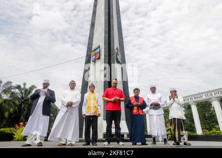 Bogor, Indonesien. 16.. November 2022. Interreligiöse Führer betet am 16. November 2022 am Kujang-Denkmal zum Gedenken an den Internationalen Toleranztag in Bogor, West-Java, Indonesien. Diese Aktivität wurde als Botschaft an die Öffentlichkeit durchgeführt, um im Leben der Nation und des Staates weiterhin Toleranz und Respekt für die Vielfalt zu bewahren. (Foto von Andi M Ridwan/INA Photo Agency/Sipa USA) Quelle: SIPA USA/Alamy Live News Stockfoto