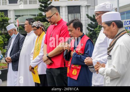 Bogor, Indonesien. 16.. November 2022. Interreligiöse Führer betet am 16. November 2022 am Kujang-Denkmal zum Gedenken an den Internationalen Toleranztag in Bogor, West-Java, Indonesien. Diese Aktivität wurde als Botschaft an die Öffentlichkeit durchgeführt, um im Leben der Nation und des Staates weiterhin Toleranz und Respekt für die Vielfalt zu bewahren. (Foto von Andi M Ridwan/INA Photo Agency/Sipa USA) Quelle: SIPA USA/Alamy Live News Stockfoto