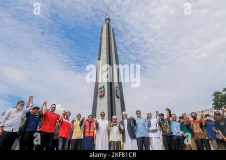 Bogor, Indonesien. 16.. November 2022. Am 16. November 2022 versammeln sich interreligiöse Führer und Bewohner am Kujang-Denkmal zum Gedenken an den Internationalen Toleranztag in Bogor, West-Java, Indonesien. Diese Aktivität wurde als Botschaft an die Öffentlichkeit durchgeführt, um im Leben der Nation und des Staates weiterhin Toleranz und Respekt für die Vielfalt zu bewahren. (Foto von Andi M Ridwan/INA Photo Agency/Sipa USA) Quelle: SIPA USA/Alamy Live News Stockfoto