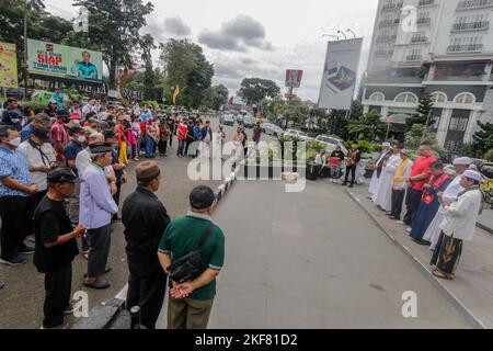 Bogor, Indonesien. 16.. November 2022. Am 16. November 2022 versammeln sich interreligiöse Führer und Bewohner am Kujang-Denkmal zum Gedenken an den Internationalen Toleranztag in Bogor, West-Java, Indonesien. Diese Aktivität wurde als Botschaft an die Öffentlichkeit durchgeführt, um im Leben der Nation und des Staates weiterhin Toleranz und Respekt für die Vielfalt zu bewahren. (Foto von Andi M Ridwan/INA Photo Agency/Sipa USA) Quelle: SIPA USA/Alamy Live News Stockfoto