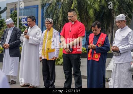 Bogor, Indonesien. 16.. November 2022. Interreligiöse Führer betet am 16. November 2022 am Kujang-Denkmal zum Gedenken an den Internationalen Toleranztag in Bogor, West-Java, Indonesien. Diese Aktivität wurde als Botschaft an die Öffentlichkeit durchgeführt, um im Leben der Nation und des Staates weiterhin Toleranz und Respekt für die Vielfalt zu bewahren. (Foto von Andi M Ridwan/INA Photo Agency/Sipa USA) Quelle: SIPA USA/Alamy Live News Stockfoto