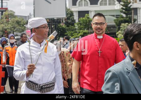 Bogor, Indonesien. 16.. November 2022. Interreligiöse Führer verteilen am 16. November 2022 Blumen am Kujang-Denkmal zum Gedenken an den Internationalen Toleranztag in Bogor, West-Java, Indonesien. Diese Aktivität wurde als Botschaft an die Öffentlichkeit durchgeführt, um im Leben der Nation und des Staates weiterhin Toleranz und Respekt für die Vielfalt zu bewahren. (Foto von Andi M Ridwan/INA Photo Agency/Sipa USA) Quelle: SIPA USA/Alamy Live News Stockfoto