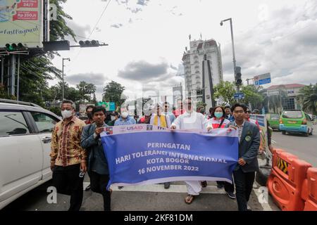 Bogor, Indonesien. 16.. November 2022. Am 16. November 2022 versammeln sich interreligiöse Führer und Bewohner am Kujang-Denkmal zum Gedenken an den Internationalen Toleranztag in Bogor, West-Java, Indonesien. Diese Aktivität wurde als Botschaft an die Öffentlichkeit durchgeführt, um im Leben der Nation und des Staates weiterhin Toleranz und Respekt für die Vielfalt zu bewahren. (Foto von Andi M Ridwan/INA Photo Agency/Sipa USA) Quelle: SIPA USA/Alamy Live News Stockfoto