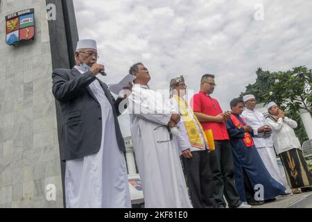 Bogor, Indonesien. 16.. November 2022. Interreligiöse Führer betet am 16. November 2022 am Kujang-Denkmal zum Gedenken an den Internationalen Toleranztag in Bogor, West-Java, Indonesien. Diese Aktivität wurde als Botschaft an die Öffentlichkeit durchgeführt, um im Leben der Nation und des Staates weiterhin Toleranz und Respekt für die Vielfalt zu bewahren. (Foto von Andi M Ridwan/INA Photo Agency/Sipa USA) Quelle: SIPA USA/Alamy Live News Stockfoto