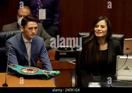 Mexiko-Stadt, Mexiko. 16.. November 2022. Senatorin Veronica Delgadillo mit dem Boxweltmeister David Picasso im Senat von Mexiko-Stadt. Am 16. November 2022 in Mexiko-Stadt, Mexiko (Foto: © Luis Barron/eyepix via ZUMA Press Wire) Stockfoto