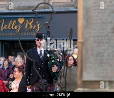 13. November 2022. Elgin, Moray, Schottland. Dies ist von der Remembrance Parade und der Wreath Laying am war Memorial auf der Elgin High Street. Stockfoto