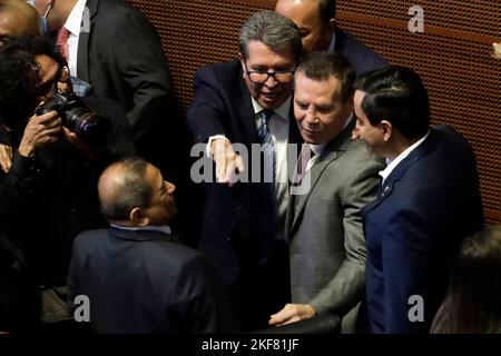 Mexiko-Stadt, Mexiko. 16.. November 2022. Der Präsident des Politischen Koordinierungsausschusses im Senat, Ricardo Monreal, mit dem ehemaligen Boxweltmeister Julio César ChÃ¡vez, im Senat in Mexiko-Stadt. Am 16. November 2022 in Mexiko-Stadt, Mexiko (Bildnachweis: © Luis Barron/eyepix via ZUMA Press Wire) Stockfoto