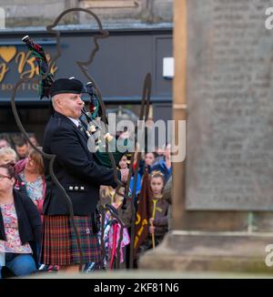 13. November 2022. Elgin, Moray, Schottland. Dies ist von der Remembrance Parade und der Wreath Laying am war Memorial auf der Elgin High Street. Stockfoto