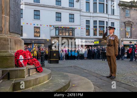 13. November 2022. Elgin, Moray, Schottland. Dies ist von der Remembrance Parade und der Wreath Laying am war Memorial auf der Elgin High Street. Stockfoto