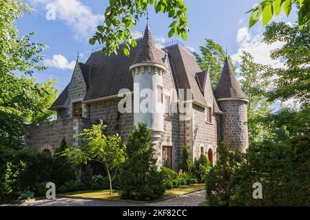 2006 Nachbildung einer aus dem 16.. Jahrhundert stammenden grauen Stein- und Mörtelfassade im Stil einer Renaissance-Burg im Sommer. Stockfoto