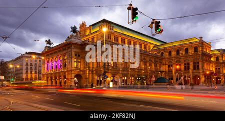 Zentrale Allee von Wien und beleuchtete Staatsoper in der Winterdämmerung Stockfoto