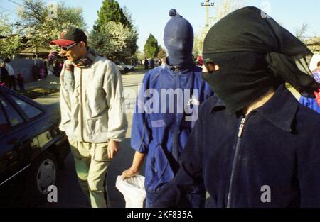 Branesti, Ilfov County, Rumänien, ca. 1999. Cucii - ein heidnisches Frühjahrsritual in Südrumänien, wo Menschen in Kostümen durch die Dörfer wandern, um das Böse abzuwehren und das gute einzuladen. Stockfoto