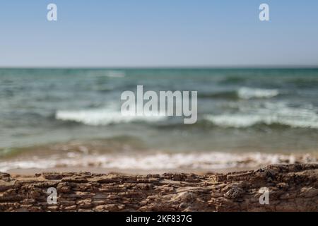 Modell zum Einlegen der Produktverpackung. Natürlicher Hintergrund, Strand und Holzbalken. Stockfoto