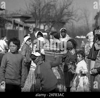 Brănești, Kreis Ilfov, Sozialistische Republik Rumänien, ca. 1973. Eine Gruppe von Zigeunerkindern auf der Straße. Stockfoto