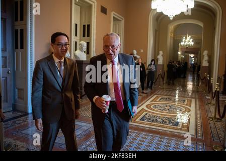 Washington, Vereinigte Staaten. 16.. November 2022. Der Mehrheitsführer des US-Senats, Chuck Schumer (Demokrat von New York), geht am Mittwoch, den 16. November, durch das US-Kapitol in Washington, DC, 2022. Kredit: Cliff Owen/CNP/dpa/Alamy Live News Stockfoto