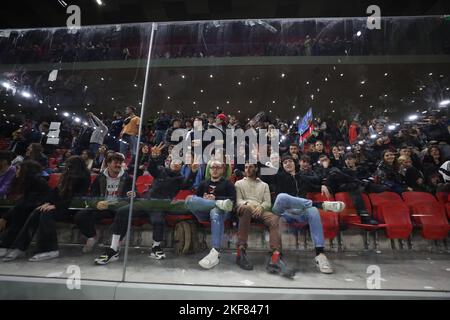 Tirana, Albanien. 16.. November 2022. Italienische Fans während des Fußballfreundschaftsspiels zwischen den Nationalmannschaften Albaniens und Italiens am 15. November 2022 im Air Albania Stadium in Tirana, Albanien. Foto Nderim Kaceli Kredit: Unabhängige Fotoagentur/Alamy Live Nachrichten Stockfoto