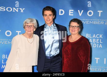 LOS ANGELES, KALIFORNIEN - 15. NOVEMBER: Spencer Neville (C) mit seiner Mutter und Großmutter nimmt an der Los Angeles Premiere von „Devotion“ von Sony Picters Teil Stockfoto