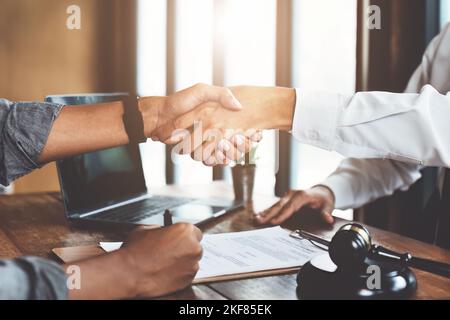 Immobilienmakler schütteln die Hände mit den Kunden, um zu gratulieren Stockfoto