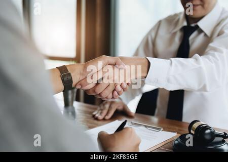 Immobilienmakler schütteln die Hände mit den Kunden, um zu gratulieren Stockfoto