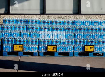 Trinkwasser in Flaschen zum Verkauf vor dem Safeway-Lebensmittelgeschäft in Union City, Kalifornien Stockfoto