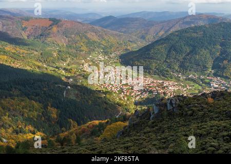 Blick über das Dorf Manteigas und das Tal des Flusses Zêzere in Serra da Estrela, Portugal, im Herbst. Stockfoto