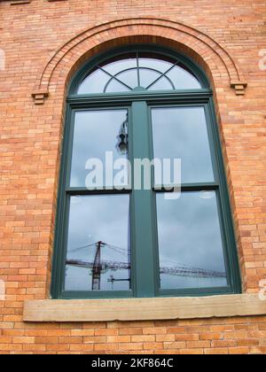 Turmkran in einem Fenster reflektiert Stockfoto