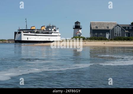 Das Hotel liegt am Ufer des Hyannis Harbour. In Privatbesitz. Dies ist ein vielbeschäftigter Fischerhafen am Cape Cod. Erbaut im Jahr 1849, riesige Tourismusstadt an der Südküste und Stockfoto