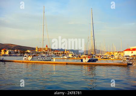 Hafen mit Yachten in Trogir Kroatien . Liegeplatz mit Masten Stockfoto